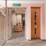 The Rose 506: Studio Apartment With Rooftop Pool